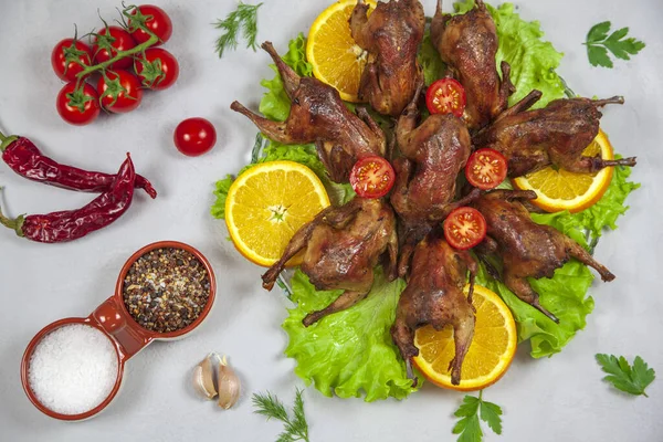 Barbacoa Codornices Fritas Con Sobre Naranja Con Tomates Perejil Fresco —  Fotos de Stock