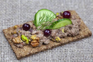 Beslenme düzeni. Fıstıklı bıldırcın ezmesi ve çıtır ekmek. Taze kaz ezmesi.,