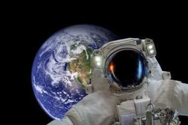 Uzay keşfi. Uzayda bir astronot. Karanlık bir arka planda uzaydan gelen dünya gezegeni. Bu görüntünün elementleri NASA tarafından döşendi..