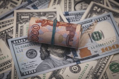 Finansal konsept, Rus ekonomisinin dengesizliği, rubledeki dalgalanma dinamiği, beş binlik banknotlar dolar üzerine kuruludur.