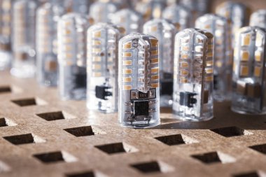 Enerji, elektrik tasarrufu kavramı, LED lambaların değişimi, dikey görüntü ve ayna görüntüsü, perspektif değişikliği