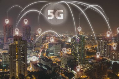 5G ağ kablosuz sistemleri. Şehrin arka planında 5G ağı dijital gezegen hologramı ve İnternet
