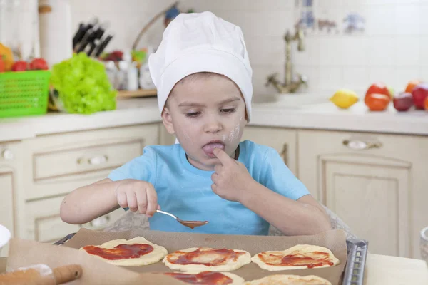 Самоизоляция Оставайся Дома Маленький Мальчик Помогает Маме Готовить Пиццу Счастливая — стоковое фото