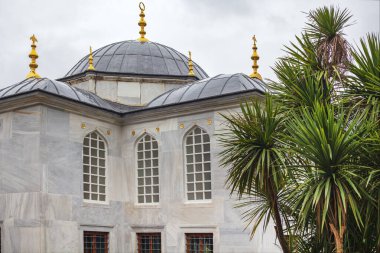 İstanbul, Türkiye - 4 Aralık 2019: Sultanahmet Camii. Ana kubbeler çerçevede görünür. Mimar Sinan tarafından inşa edilmiştir.,