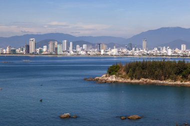 Vietnam manzarası, Danang körfezindeki dağın tepesinden güzel manzara, yukarıdan deniz manzarası.