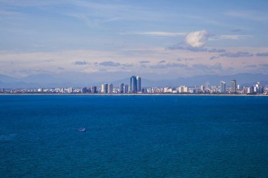 Vietnam manzarası, Danang körfezindeki dağın tepesinden güzel manzara, yukarıdan deniz manzarası.