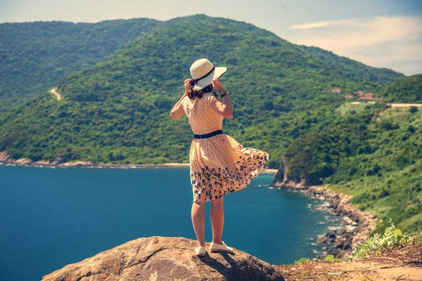 Une Fille Robe Sommet Une Montagne Regarde Baie Danang Avec — Photo