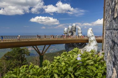 Danang, Vietnam- Haziran 27, 2019: Danang, Vietnam 'daki Ba Na Hill' deki Altın Köprü turizm beldesi, farklı ülkelerden gelen turistler altın köprüde fotoğraf çekiyorlar.