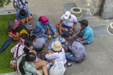 Danang, Vietnam- Haziran 27, 2019: Ba Na Hill 'deki Golden Bridge turizm beldesi, Vietnamlıların para karşılığı oynadığı büyük bir grup.