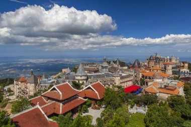 Danang, Vietnam- 27 Haziran 2019: Da Nang, Vietnam. Ba Na dağının tepesindeki güzel kaleleri, binaları, caddeleri olan Fransız köyü. Altın köprünün yanında. 