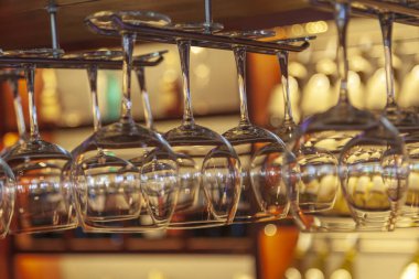Restoranda bir bar, barda şarap bardakları, renkli.