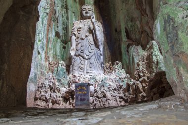  Danang, Vietnam- Haziran 27, 2019: Mermer Dağlar, Da Nang 'ın eteklerindeki beş kireçtaşı ve mermer tepelerden oluşan bir kümedir.