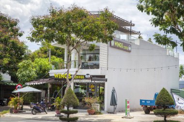 Danang, Vietnam- 30 Haziran 2019: Danang şehrine inen uçaklar, turistler bir kafede uçakları izliyor.