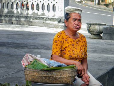 Denpasar, Bali Adası, Endonezya, 27 Haziran 2019: Eski şehir sokağı, doğuştan şekil bozukluğu, hastalıklı dudak yarığı olan kadın                               