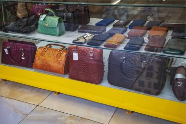 Danang, Vietnam- Haziran 27, 2019: Pazarda yılan derisi ürünleri 