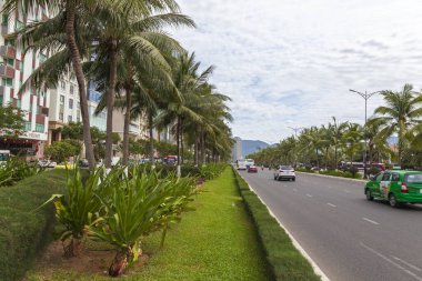 Danang, Vietnam- 30 Haziran 2019: Da Nang 'ın geniş sokakları, trafik çok az.