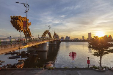 Danang, Vietnam, 30 Haziran 2019: Ejderha köprüsü Vietnam 'ın Danang şehrinde Han Nehri' ni geçti.