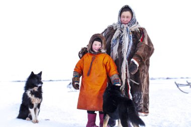 En kuzeyde Yamal, Nenets halkının geçmişi, kuzeydeki insanların evleri, tundrada yurt yakınlarında bir aile fotoğrafı.