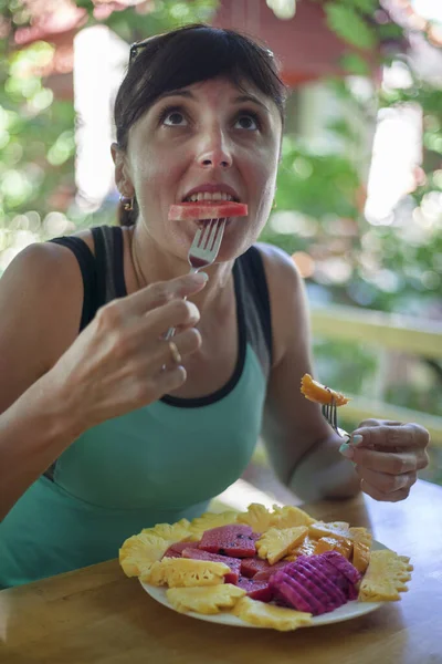 Detoks Kahvaltıda Güzel Bir Kız Meyve Vejetaryen Yemeği Yer — Stok fotoğraf