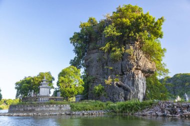 Tam Coc Ulusal Parkı, güzel bir yerde ahşap köprü.