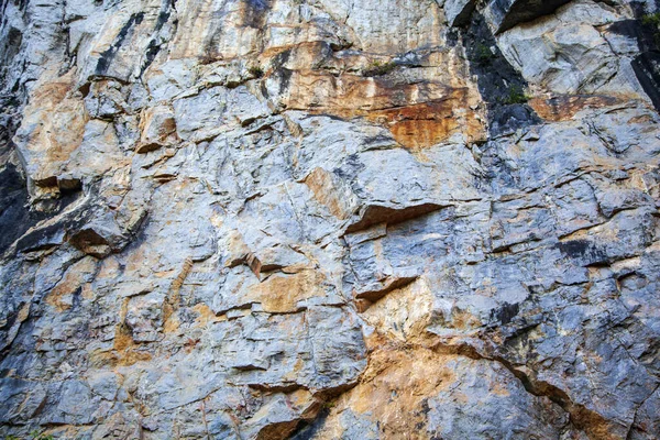 切り立った山の天然石の背景美しい石の背景断崖の質感 ダイナミックアルプスの山々 — ストック写真