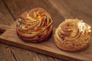 Paskalya pastası Kraffin, çiğ hamur fırına konmadan önce, ahşap arka planda