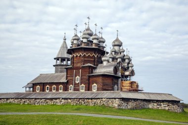 Kizhi Adası, Onega Gölü, Karelia, Rusya. Önplanda Ortodoks Kilisesi Kizhi Pogost 'taki Bakire' nin Şefaati. 