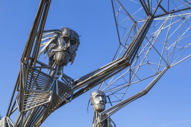 Petrozavodsk, Karelia, Rusya - 18 Eylül 2019: River Embankment, Fishers with the fish net - Petrozavodsk, Rusya 'daki heykel 