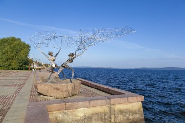 Petrozavodsk, Karelia, Rusya - 18 Eylül 2019: River Embankment, Fishers with the fish net - Petrozavodsk, Rusya 'daki heykel 