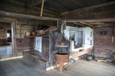 Kizhi adası, Onega Gölü, Karelia, Rusya-18 Eylül 2019: 17. yüzyılda yaşamış eski bir Rus evinin içi olan Kizhi Pogost 'taki Bakire' nin Aracı Ortodoks Kilisesi 'nde.