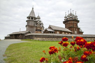 Kizhi Adası, Onega Gölü, Karelia, Rusya. Önplanda Ortodoks Kilisesi Kizhi Pogost 'taki Bakire' nin Şefaati. 