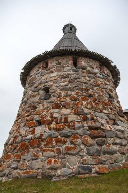 Karelia, Rusya. Solovetsky Manastırı 'nın sosyal yardım bölümünden görünüşü. Büyük kaya kaleleri.