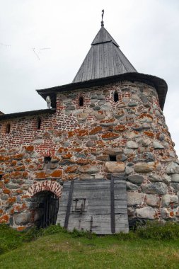 Karelia, Rusya. Solovetsky Manastırı 'nın sosyal yardım bölümünden görünüşü. Büyük kaya kaleleri.