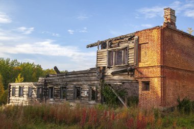 Ormandaki yangından sonra eski bir ahşap ev.