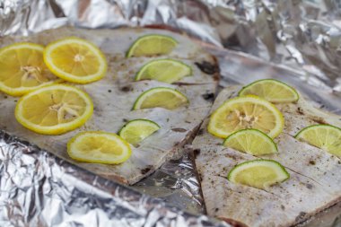 Fırında pişirmeden önce limonla doldurulmuş taze dil balığı.