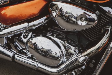 Rostov-on-Don, Rusya, 23 Eylül 2018 Rostov-on-Don 'da otomobil sesi, yarış, bisiklet, akort, tampon altı, ücretsiz giriş. Yüksek güçlü bir motosiklet. Egzoz boruları olan krom motorlu parçalar.,