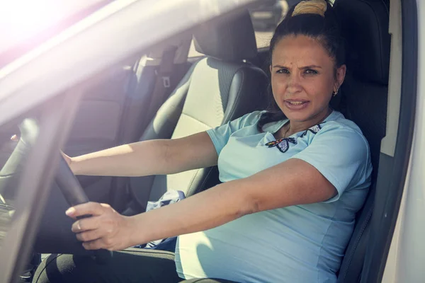 Segurança Rodoviária Bela Menina Grávida Dirigindo Carro Sem Cinto Segurança — Fotografia de Stock