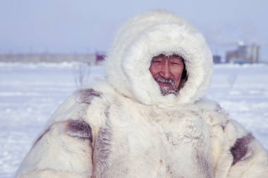 Tundra, Yamal Yarımadası, kuzeyde ren geyiği otlağı, kuzeyde yaşayan insanlar, beyaz kürklü bir şamanın portresi.