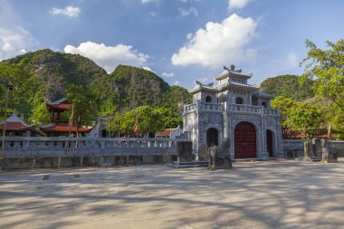 Ninh Bin, Vietnam. Pagoda Beach Dong, Karst Dağı 'nın içinde bulunan eşsiz bir tapınaktır. Bir diğer isim Yeşil İnci Grotto. Tam Coc Ulusal Parkı, 