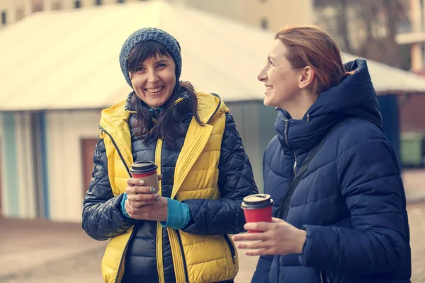 Kız Arkadaş Ellerinde Kağıt Bardak Kahveyle Sokakta Konuşuyor Iyi Arkadaşlarıyla — Stok fotoğraf