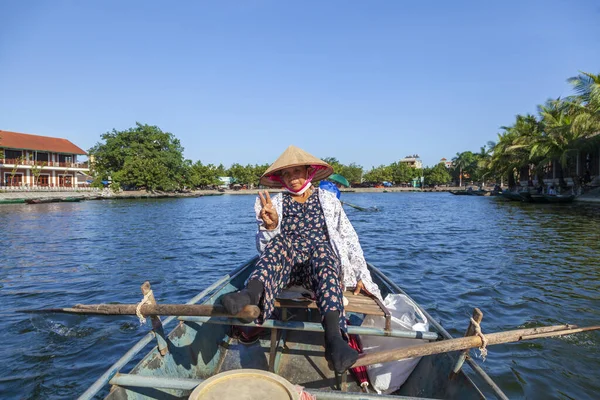 Вьетнамские Женщины Ездят Лодках Управляемых Ногами — стоковое фото