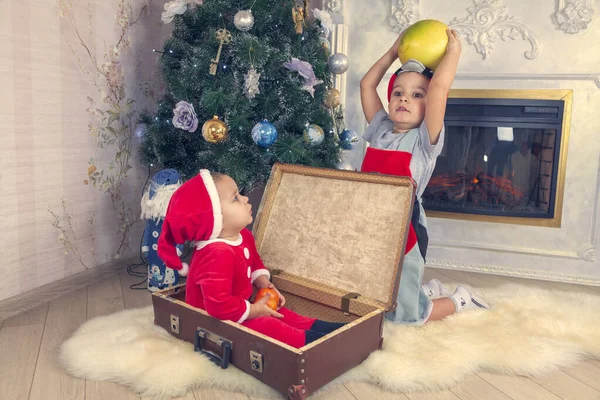 Рождество Красивая Елка Украшена Игрушками Новый Год Ребенок Костюме Играет — стоковое фото