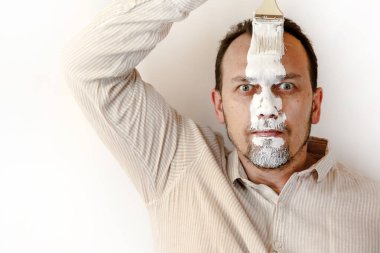 İyi şanslar konsepti. Hayatta beyaz bir şerit, beyaz boyalı bir adamın yüzüne bir çizgi çizilir.