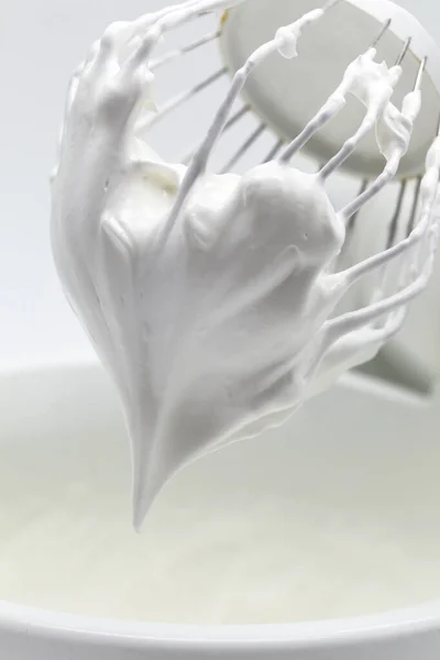 メレンゲロール用のクリーミークリーム ミキサーの泡立て器にホイップクリーム クローズアップ — ストック写真