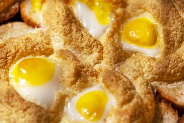 Kahvaltı, kızarmış yumurta, bıldırcın yumurtası ve kızarmış beyaz ekmek.