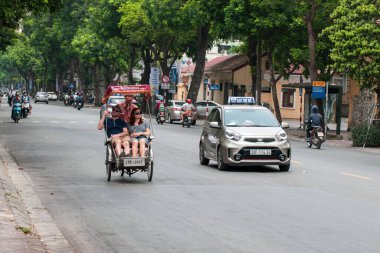 Hanoi, Vietnam - 11 Haziran 2019 Eski Mahalle, Hanoi Sokağı, Vietnam sokaklarında çekçek