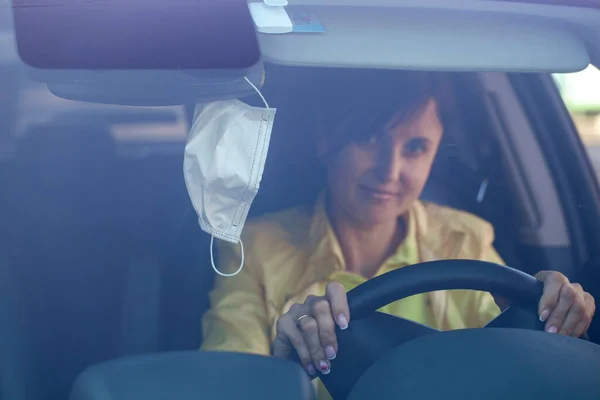 운전을 의료용 마스크 가차의 거울에 무게를 — 스톡 사진