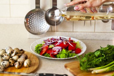 Salata, salatalık ve domates yağı.