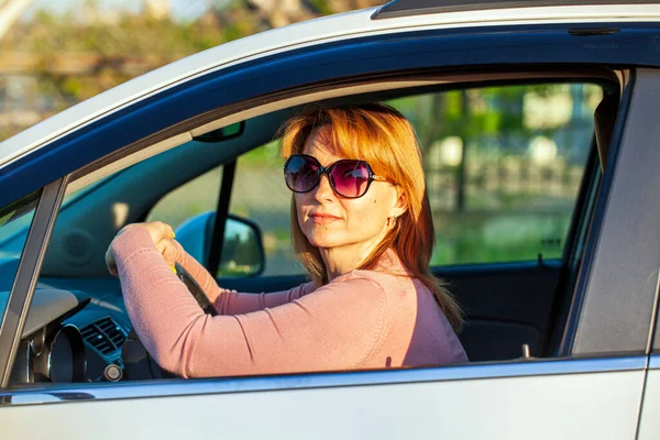 Mulher Bonita Óculos Dirigindo Crossover Branco — Fotografia de Stock