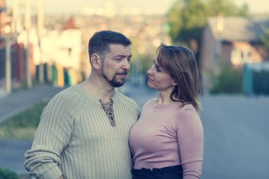 Mutlu evli çift sokakta el ele tutuşuyorlar..